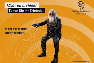 Motorradfahrer mit weißen Haaren und Bart auf Maschine